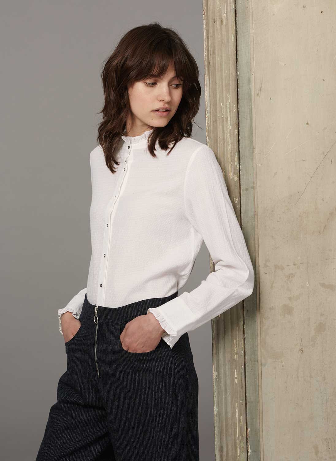 blouse with frill collar