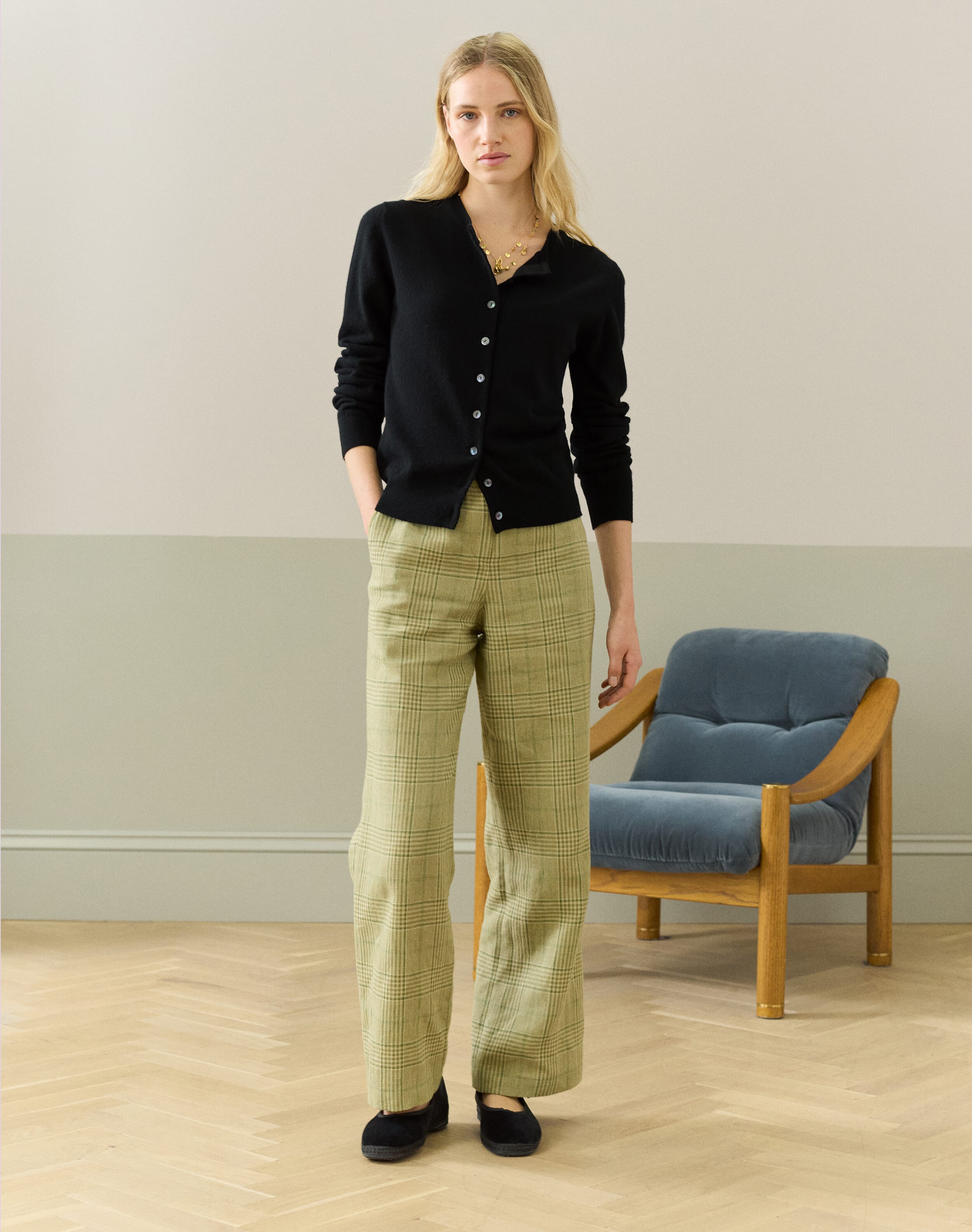 たろー　レディース　BLK M Black Women's Cashmere Modern Classic Cardigan | Brora