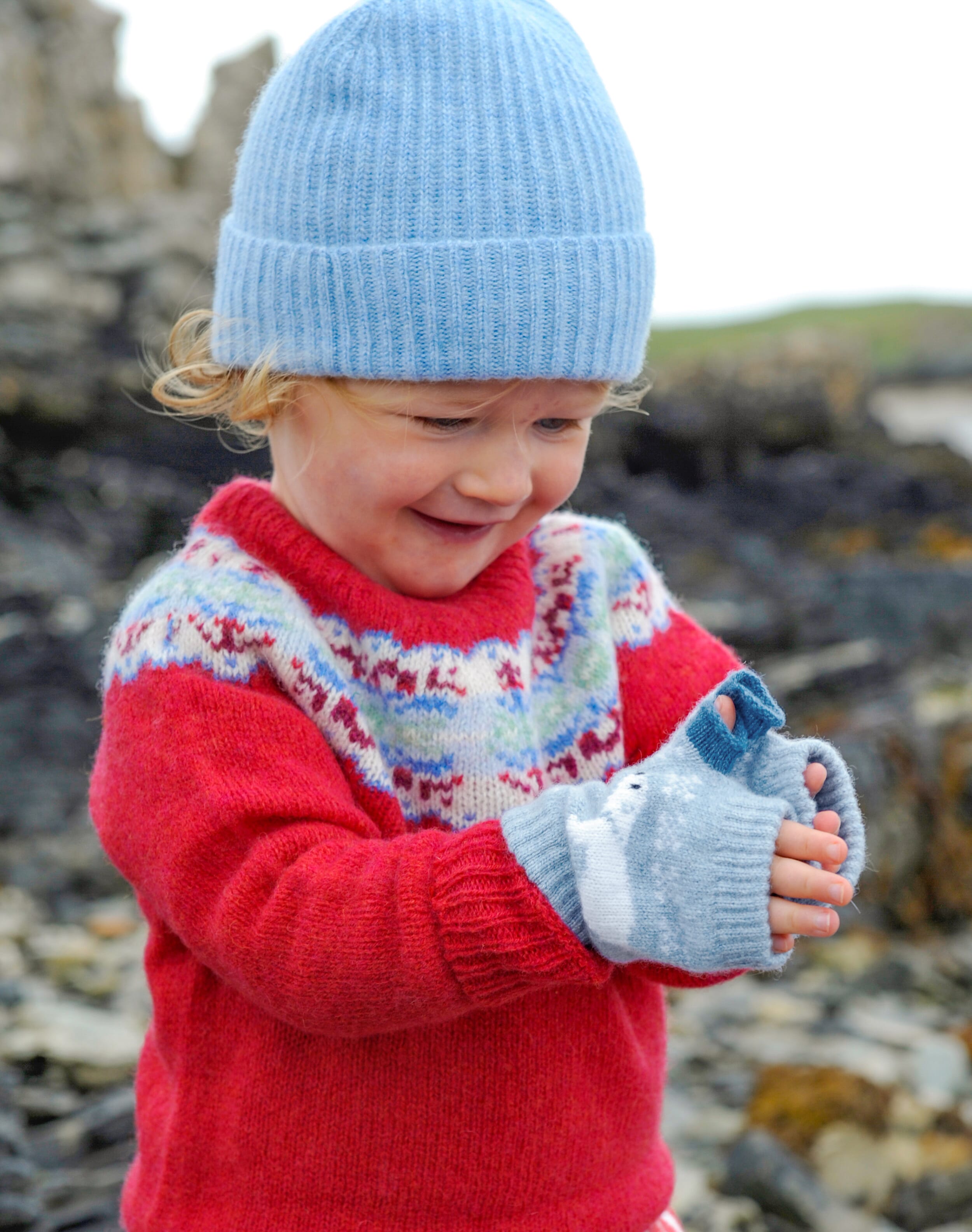 children-s-cashmere-polar-bear-wristwarmers-in-glacier-brora