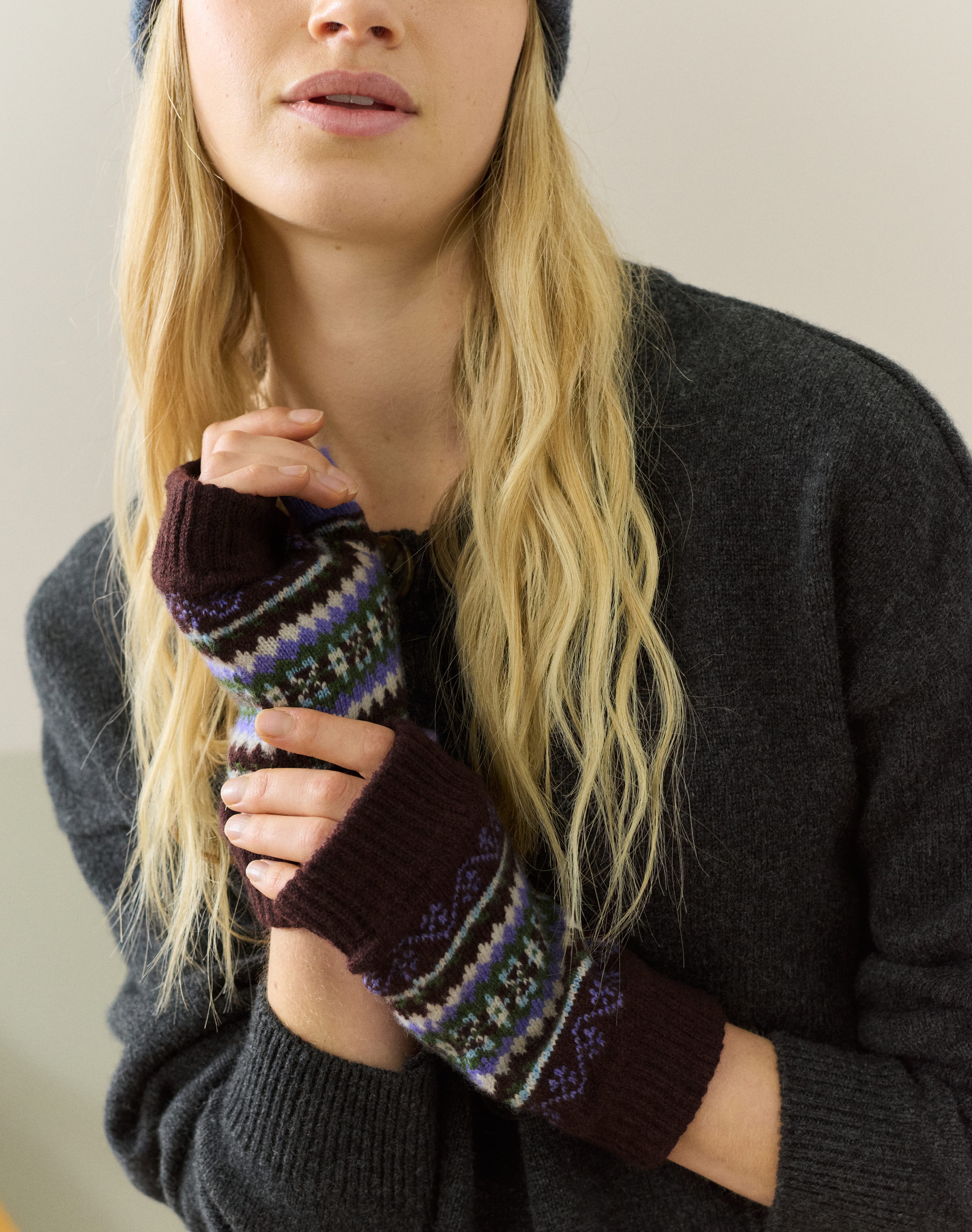 Brora Women's Cashmere Folk Wristwarmers Malt