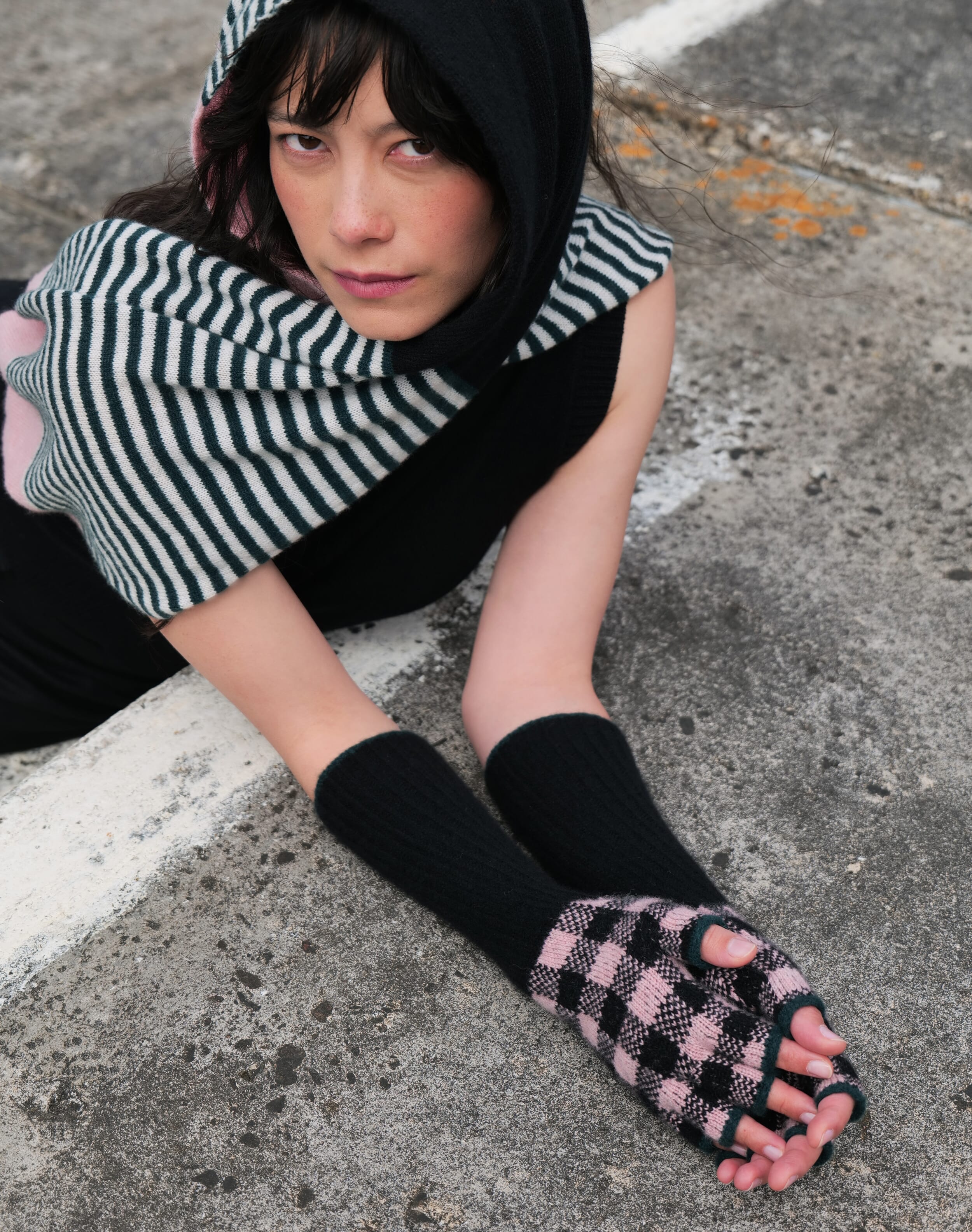 The Cashmere Checkerboard Gloves Black & shell