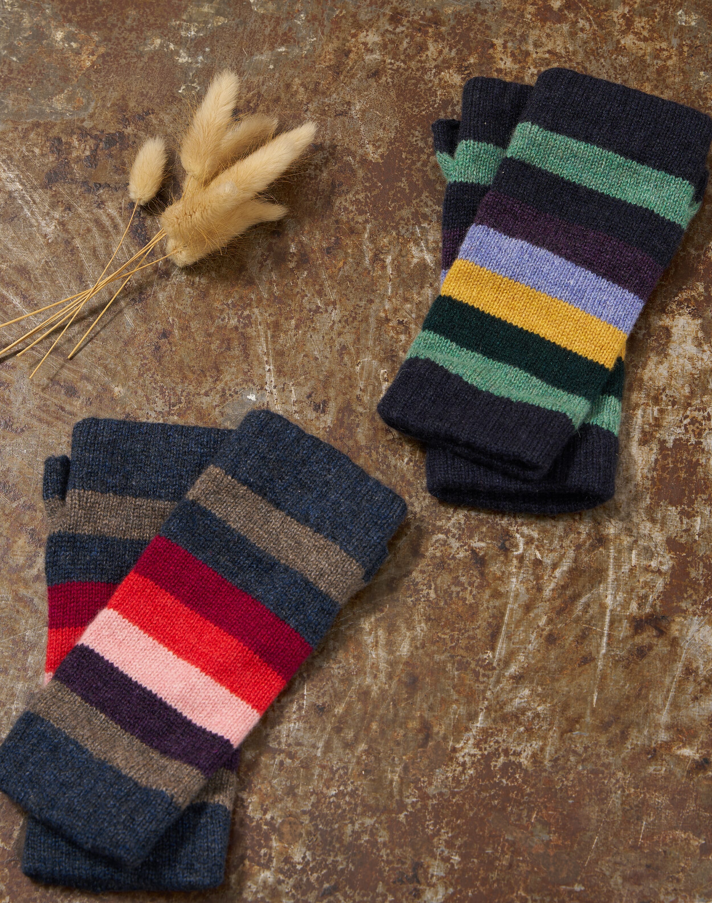 Sulphur Cashmere Wristwarmers | Gloves & Wristwarmers | Brora
