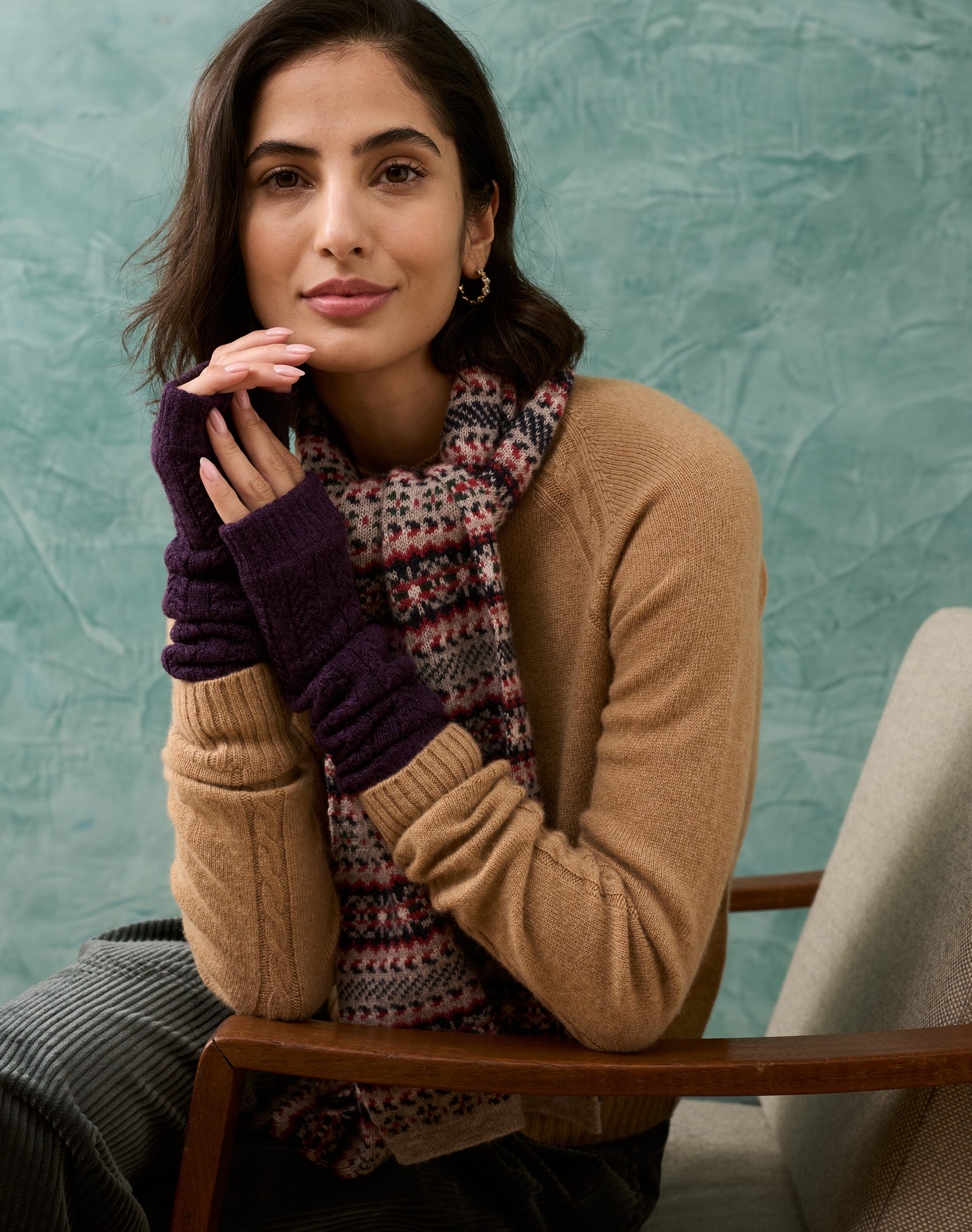 Brora Women s Cashmere Cable Wristwarmers Blackcurrant