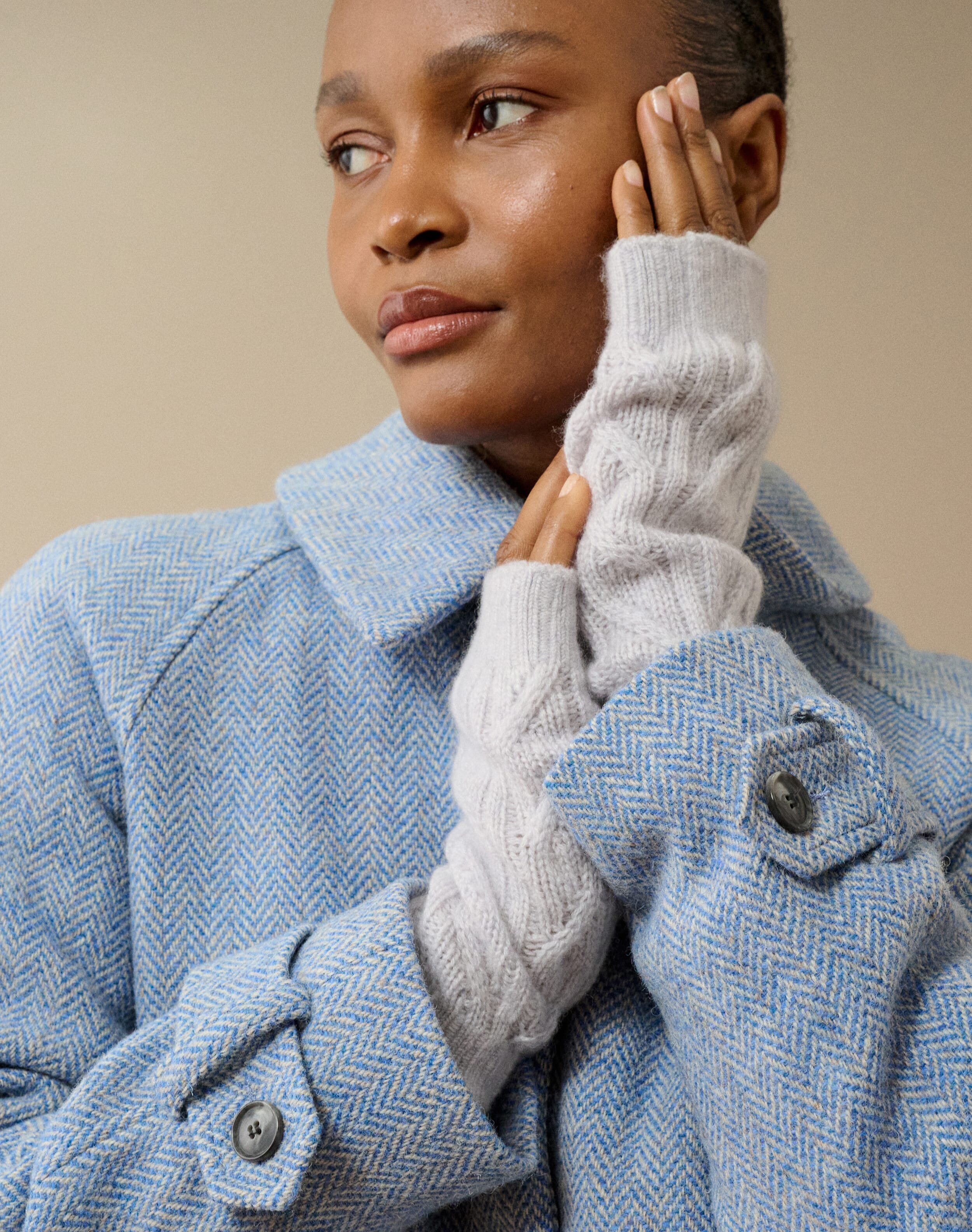 Brora Women's Cashmere Cable Wristwarmers Pearl