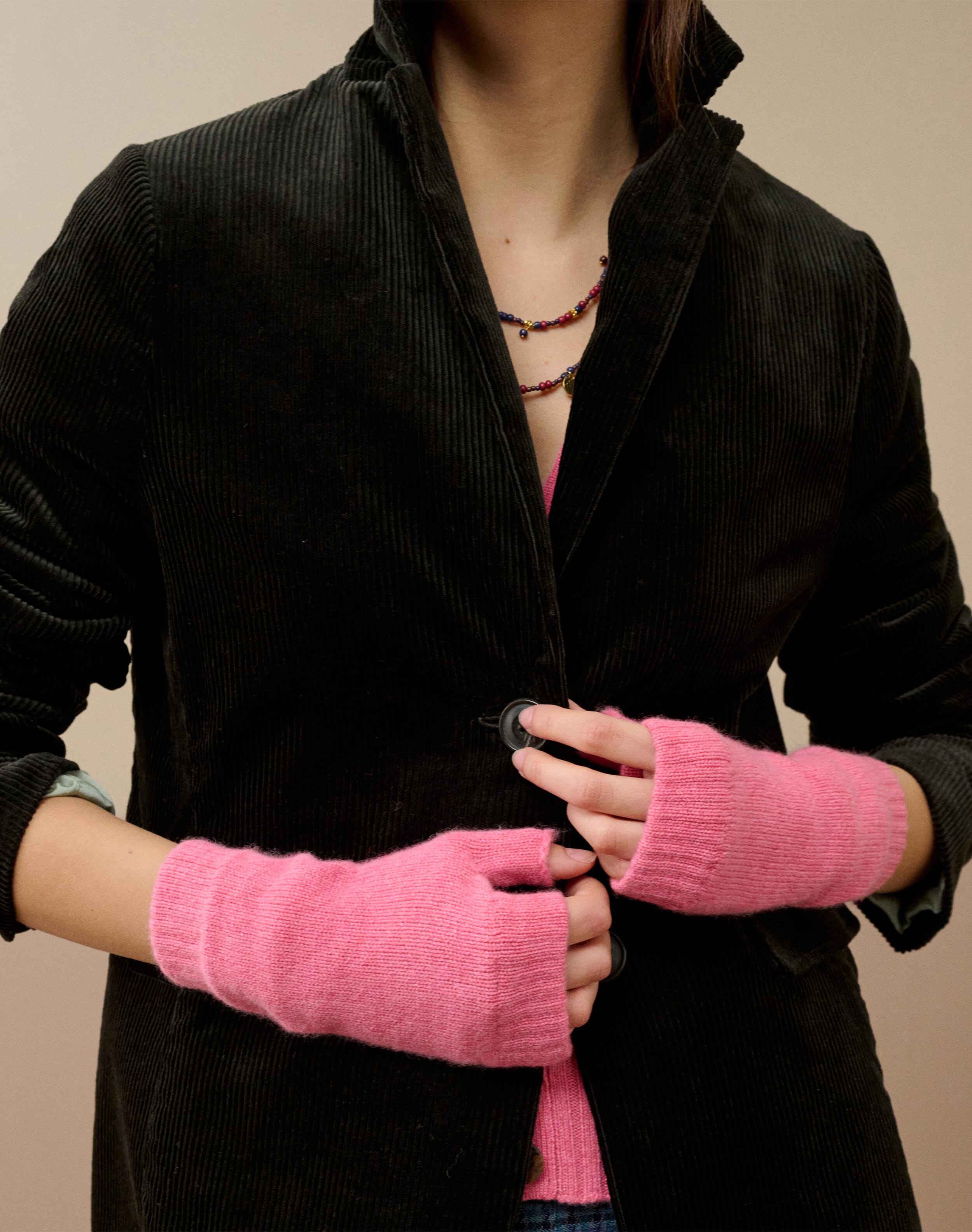 Brora Women's Cashmere Wristwarmers Peony