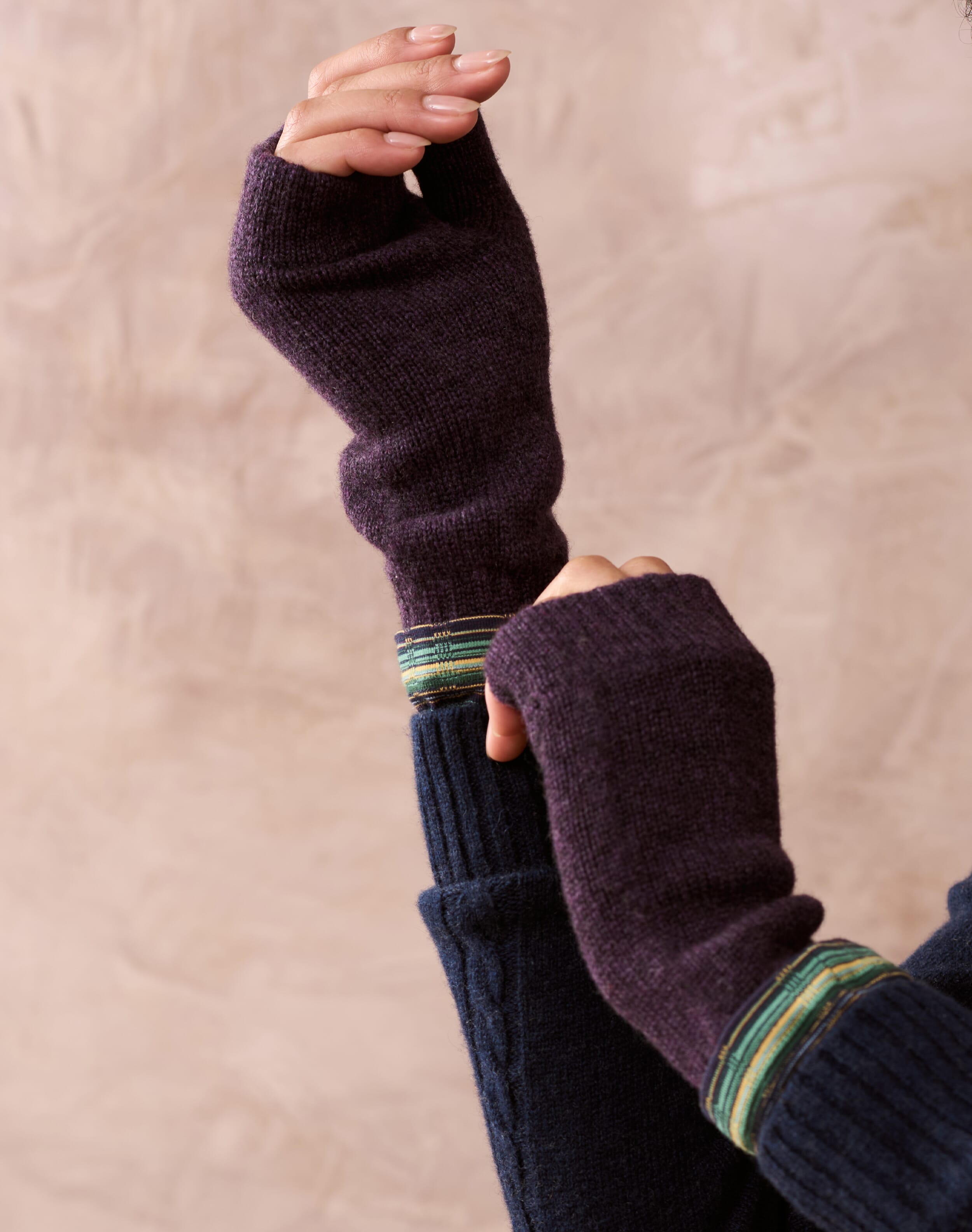 Brora Women s Cashmere Wristwarmers Blackcurrant