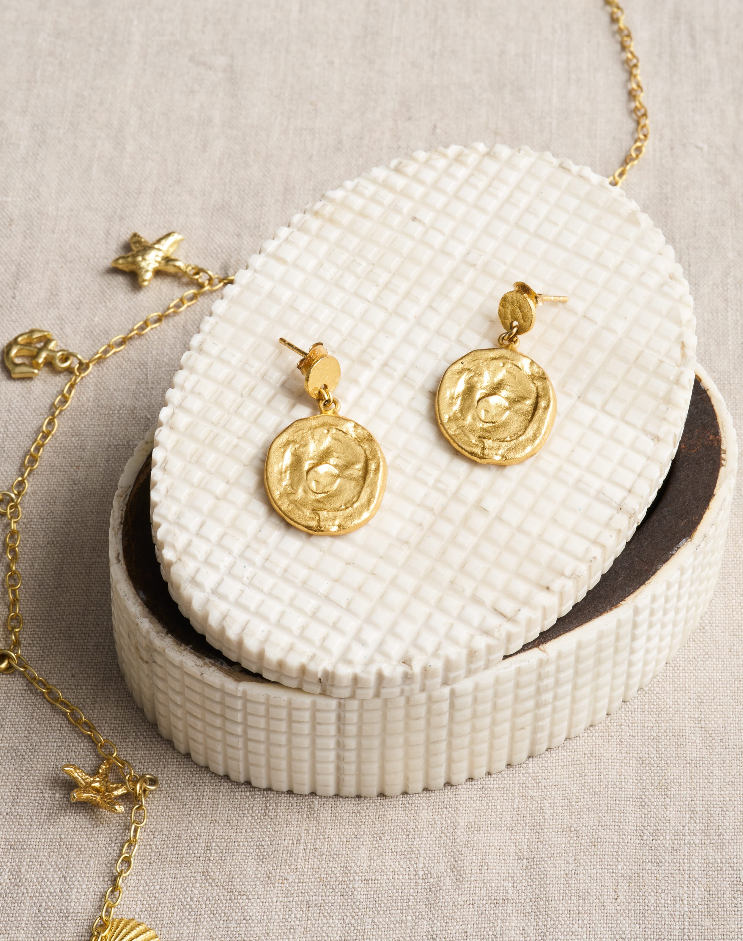 Brora Hammered Pendant Earrings Gold