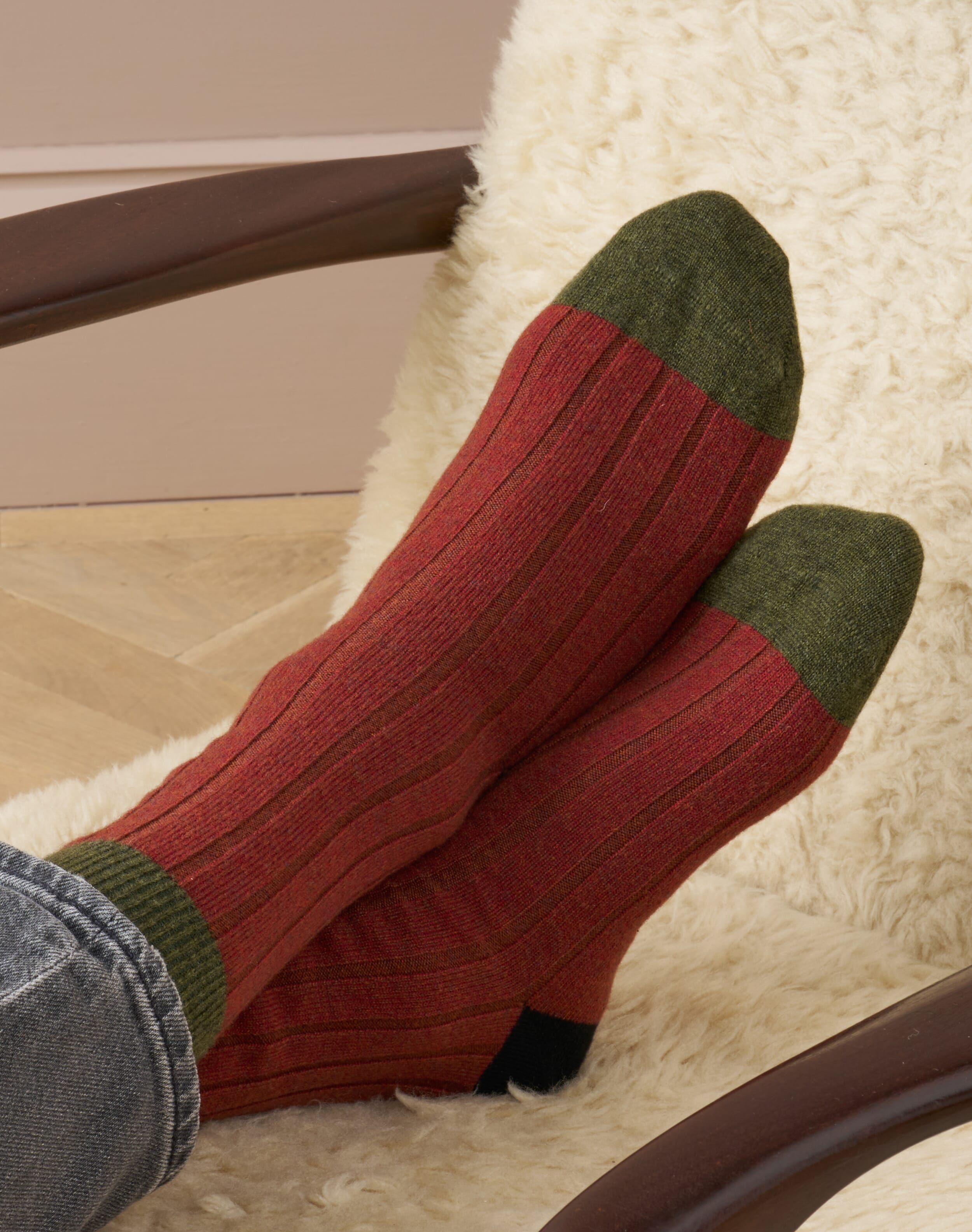 Brora Women's Cashmere Heart Wristwarmers & garnet