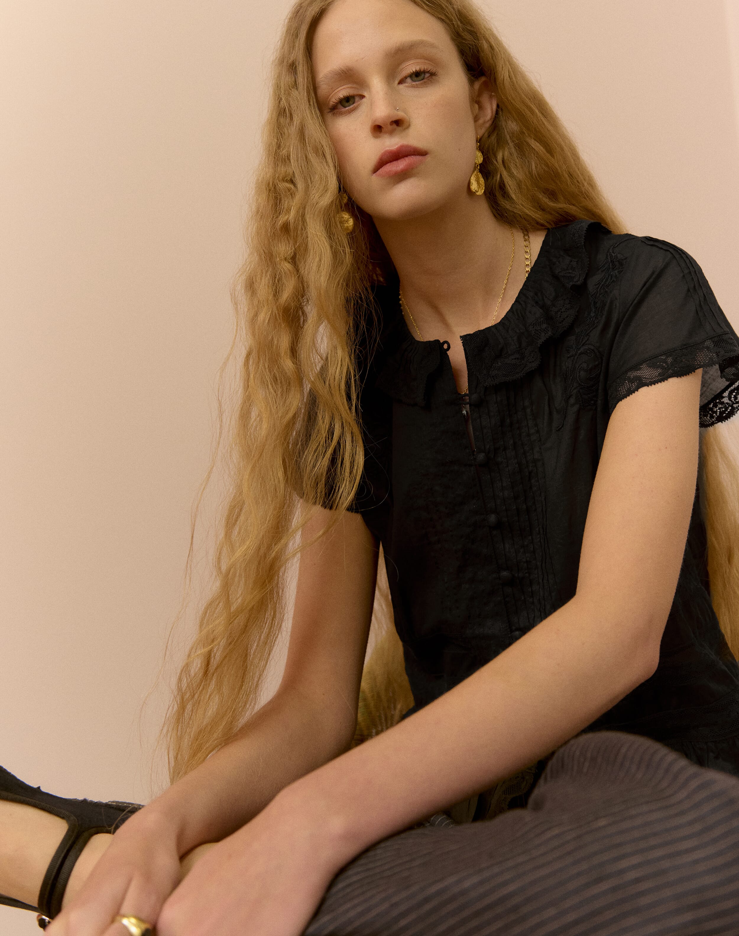 【AULA】TRIANGLE COTTON BLADE BLOUSE The Organic Cotton Lace Blouse in Black | Clearance Event | Brora