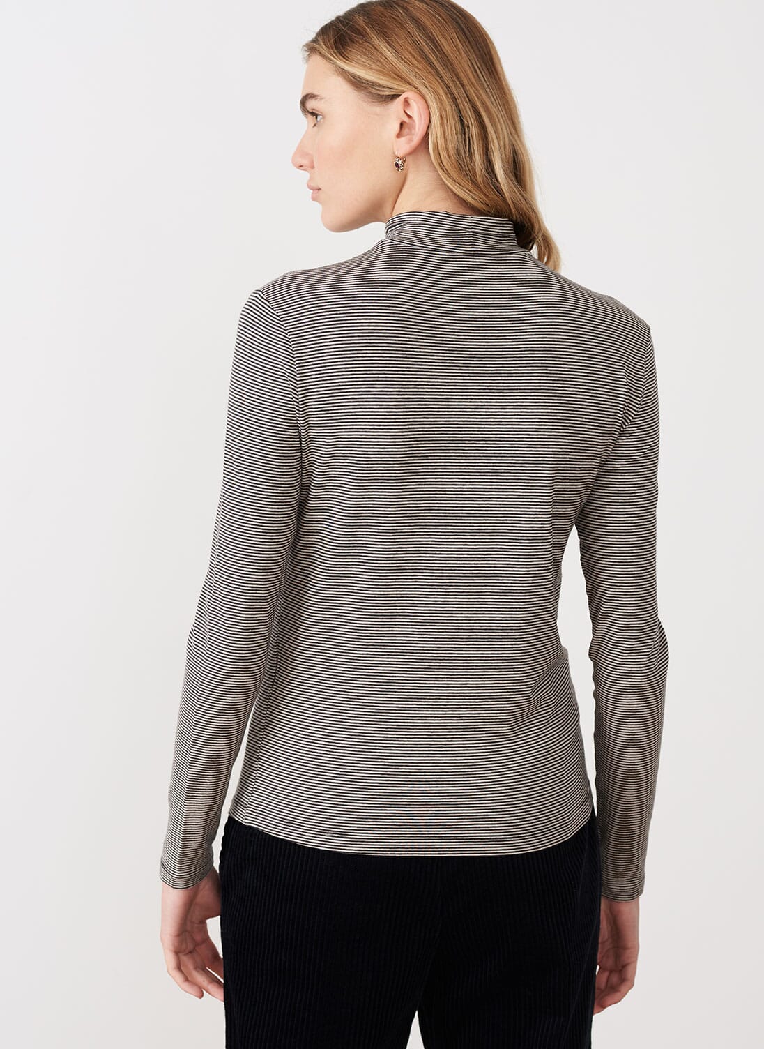 W cut turtle neck striped top in black striped jersey