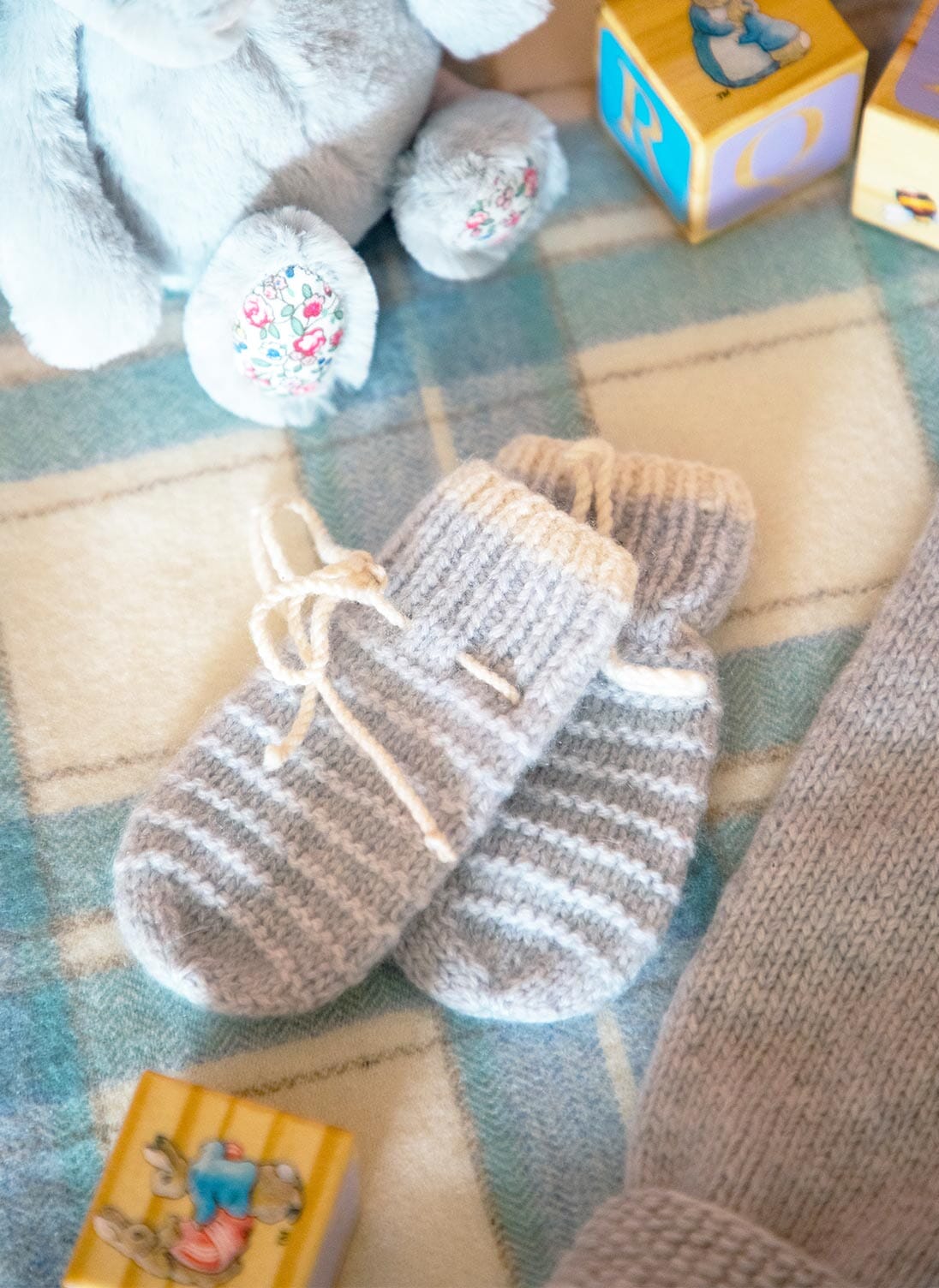 Brora Cashmere Hand Knit Mittens Pearl 